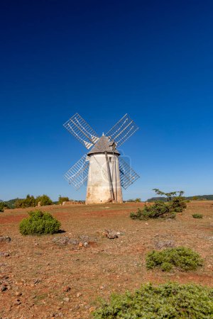 Téléchargez les photos : Windmill (Le Moulin de Redounel), La Couvertoirade in Larzac, Aveyron, France - en image libre de droit