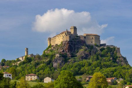 Téléchargez les photos : Château de Bardi (Castello di Bardi) avec ville, province de Parme, Émilie-Romagne - en image libre de droit