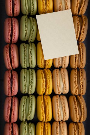 Téléchargez les photos : Macarons de différentes couleurs sur fond noir - en image libre de droit