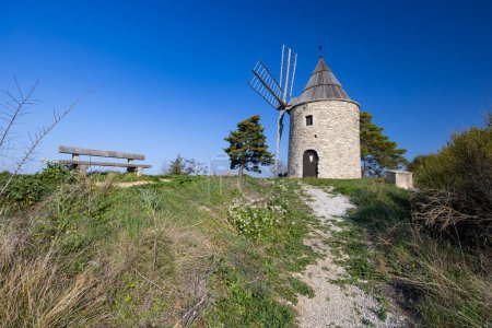 Téléchargez les photos : Montfuron Windmill (Moulin Saint-Elzear de Montfuron) in Provence, Alpes-de-Haute-Provence, France - en image libre de droit