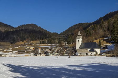 Foto de Landscape with church (Cerkev Rozenvenske Marije) near Bohinjska Bistrica, Slovenia - Imagen libre de derechos