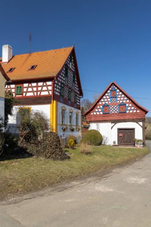 Foto de Casa de campo con entramado de madera, arquitectura popular en Doubrava, Bohemia Occidental, República Checa - Imagen libre de derechos
