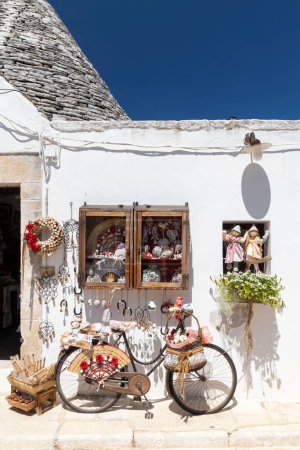 Téléchargez les photos : Maisons Trulli à Alberobello, site UNESCO, Pouilles, Italie - en image libre de droit