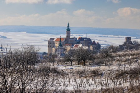 Foto de Mikulov casco antiguo con castillo y viñedo, región de Znojmo, sur de Moravia, República Checa - Imagen libre de derechos