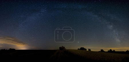 Foto de Capilla con cielo estrellado en Provenza, Francia - Imagen libre de derechos
