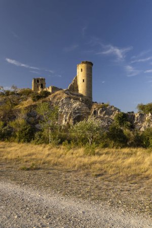 Téléchargez les photos : Chateau de lHers ruins near Chateauneuf-du-Pape, Provence, France - en image libre de droit