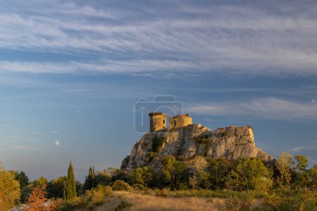 Téléchargez les photos : Ruines du Château de Hers près de Châteauneuf-du-Pape, Provence, France - en image libre de droit