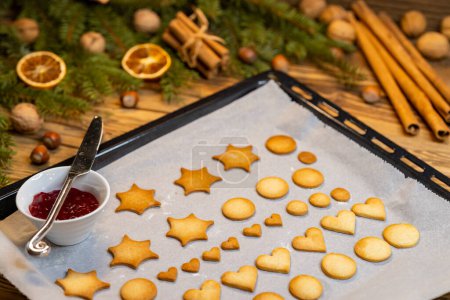 Téléchargez les photos : Biscuits de Noël sur la plaque de cuisson - en image libre de droit