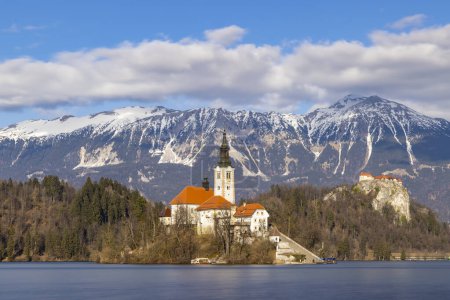 Téléchargez les photos : Lac de Bled avec chatte de Bled, église et hiver Alpes juliennes en arrière-plan - en image libre de droit