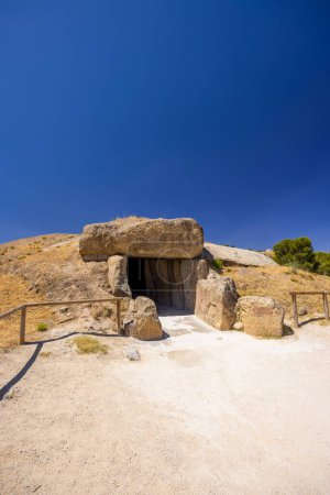 Téléchargez les photos : Dolmen de Menga du 3ème millénaire avant notre ère, site UNESCO, Antequera, Espagne - en image libre de droit