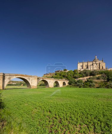 Foto de Puente Romano y Catedral, Coria, provincia de Cáceres, Extremadura, España - Imagen libre de derechos
