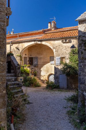 Téléchargez les photos : View of the medieval village of La Couvertoirade in Larzac, Aveyron, France - en image libre de droit