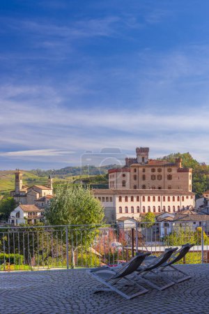 Foto de Castillo y ciudad con viñedo en Barolo, Región de Langhe, Piamonte, Italia - Imagen libre de derechos