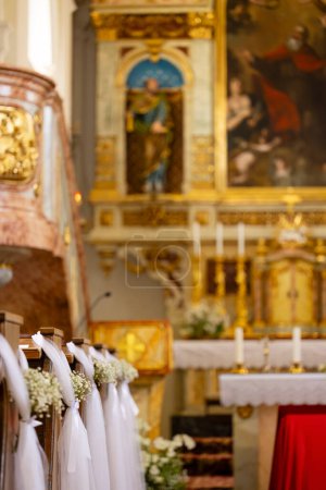 Téléchargez les photos : Décoration de mariage de l'église - en image libre de droit
