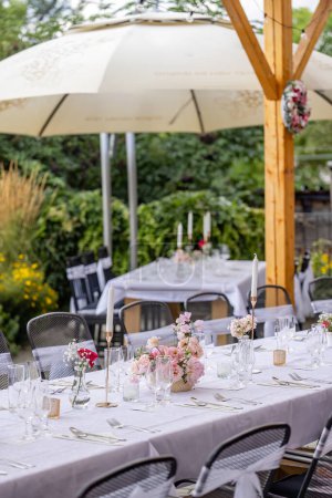 Téléchargez les photos : Table de mariage avec fleurs roses - en image libre de droit