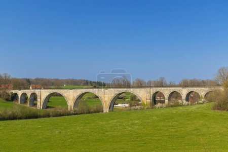 Téléchargez les photos : Arched stone railway bridge onabandoned railway near Cognieres, Doubs, France - en image libre de droit