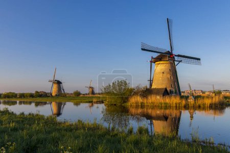 Foto de Molinos de viento tradicionales holandeses en Kinderdijk - Sitio de la Unesco, Países Bajos - Imagen libre de derechos