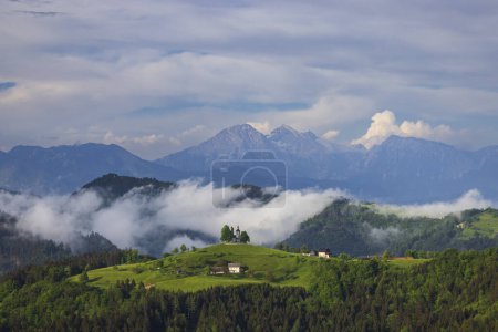 Téléchargez les photos : Landscape with St. Thomas Church (Cerkev Sveti Tomaz) near Skofja Loka, Slovenia - en image libre de droit