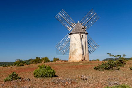 Foto de Windmill (Le Moulin de Redounel), La Couvertoirade in Larzac, Aveyron, France - Imagen libre de derechos