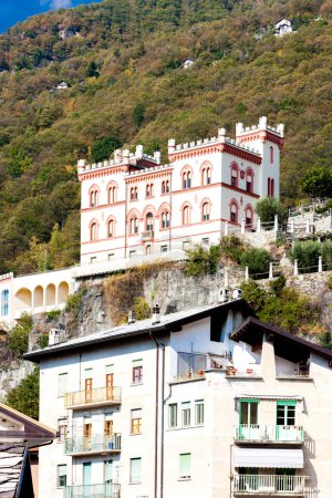 Téléchargez les photos : Château néo-gothique Baraing dans la vallée d'Aoste, Piémont, Italie - en image libre de droit