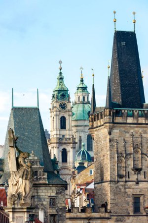 Téléchargez les photos : Eglise Saint Nicolas avec tours de pont Charles, Prague, République tchèque - en image libre de droit