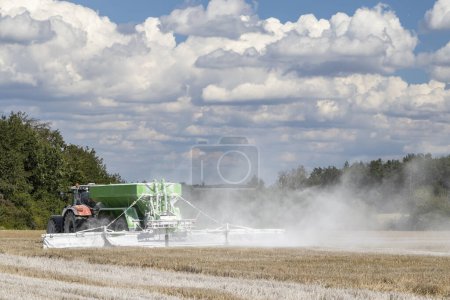 Téléchargez les photos : Un tracteur préparant le terrain - en image libre de droit