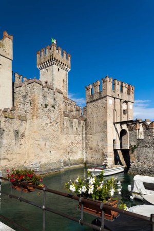 Téléchargez les photos : Château Sirmione, Lac de Garde, Lombardie, Italie - en image libre de droit