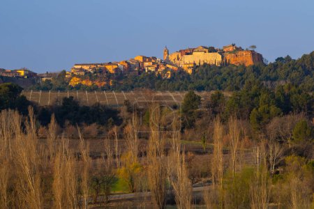 Téléchargez les photos : Paysage avec village d'ocre historique Roussillon, Provence, Luberon, Vaucluse, France - en image libre de droit