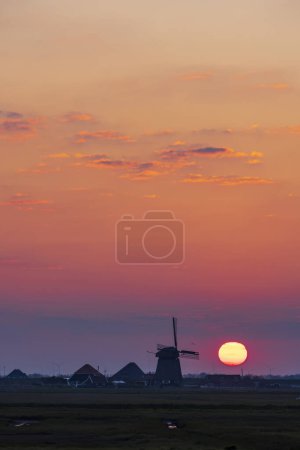 Foto de Salida del sol con molino de viento Hargermolen, Bergen - Schoorl, Países Bajos - Imagen libre de derechos