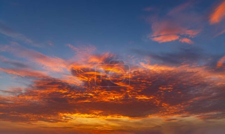 Téléchargez les photos : Beau ciel avec nuage avant le coucher du soleil - en image libre de droit