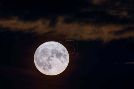 Téléchargez les photos : Superlune, pleine lune qui coïncide presque avec le périgée, le plus proche que la Lune vient à la Terre dans son orbite elliptique. - en image libre de droit