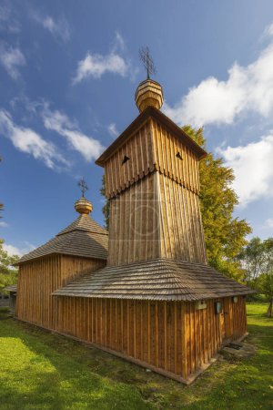 Foto de Todos los Santos iglesia de madera, Nizna Polianka, Eslovaquia - Imagen libre de derechos