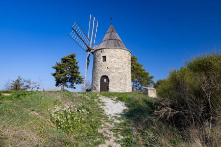 Foto de Montfuron Windmill (Moulin Saint-Elzear de Montfuron) in Provence, Alpes-de-Haute-Provence, France - Imagen libre de derechos