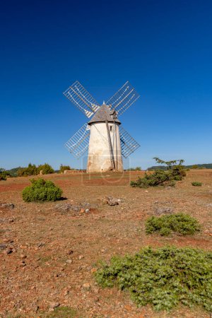 Foto de Windmill (Le Moulin de Redounel), La Couvertoirade in Larzac, Aveyron, France - Imagen libre de derechos
