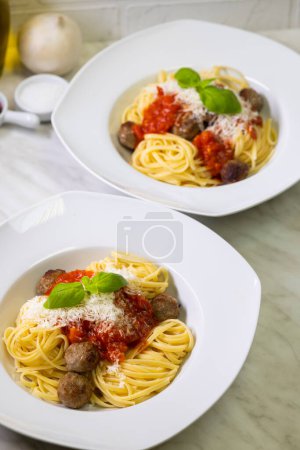 Téléchargez les photos : Spaghetti aux boulettes de viande et sauce tomate - en image libre de droit
