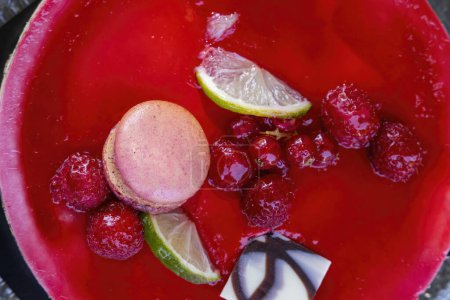 Foto de Tarta de fruta de jalea con un macarrón - Imagen libre de derechos