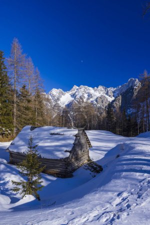 Téléchargez les photos : Paysage hivernal près de Vrsic, Parc national du Triglavski, Slovénie - en image libre de droit