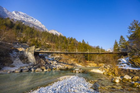 Foto de Puente de cuerda sobre el río Soca, Parque Nacional Triglavski, Eslovenia - Imagen libre de derechos