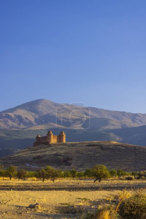 Foto de Castillo de La Calahorra con Sierra Nevada, Andalucía, España - Imagen libre de derechos