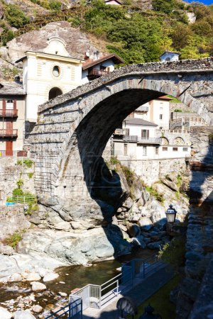 Foto de Pont San Martn in Aosta Valley,  Piedmont, Italy - Imagen libre de derechos
