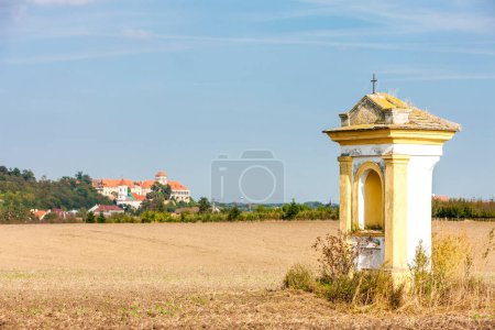 Téléchargez les photos : Palace in Jaroslavice with calvary chapel, Czech Republic - en image libre de droit