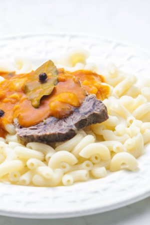 Téléchargez les photos : Viande de bœuf avec sauce tomate et pâtes - en image libre de droit