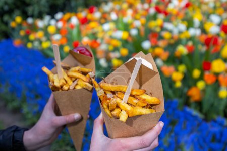 Téléchargez les photos : Frites belges dans le jardin de fleurs Keukenhof, Lisse, Pays-Bas - en image libre de droit