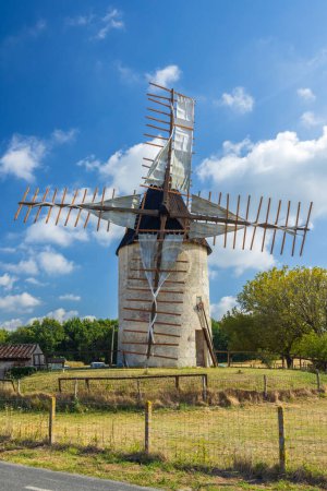 Téléchargez les photos : Moulin à vent Vensac, département de la Gironde, Nouvelle-Aquitaine, France - en image libre de droit