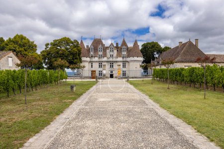 Téléchargez les photos : Château de Monbazillac (Château de Monbazillac) près de Bergerac, département de la Dordogne, Aquitaine, France - en image libre de droit