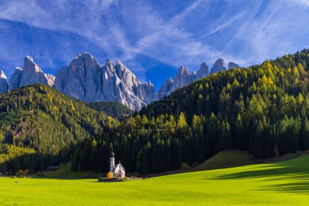 Foto de Hermoso paisaje de dolomitas italianas cerca de Santa Magdalena, Tirol del Sur, Italia - Imagen libre de derechos