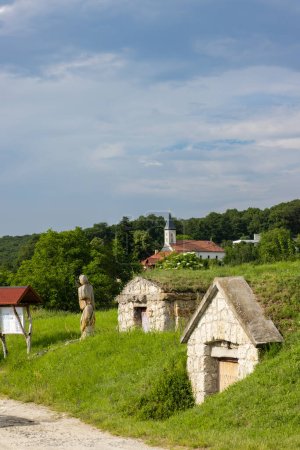 Téléchargez les photos : Cave à vin (Tufove pivnice), Velka Trna, Pays de Kosice, Région de Zemplin, Slovaquie - en image libre de droit