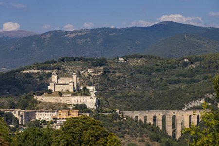 Foto de Castillo Spoleto con acueducto en Umbría, Italia - Imagen libre de derechos