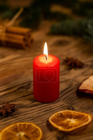 Foto de Navidad tradicional checa en la decoración de madera con ramita, vela, manzana, naranja, fruta - Imagen libre de derechos