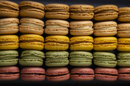 Téléchargez les photos : Macarons de différentes couleurs sur fond noir - en image libre de droit